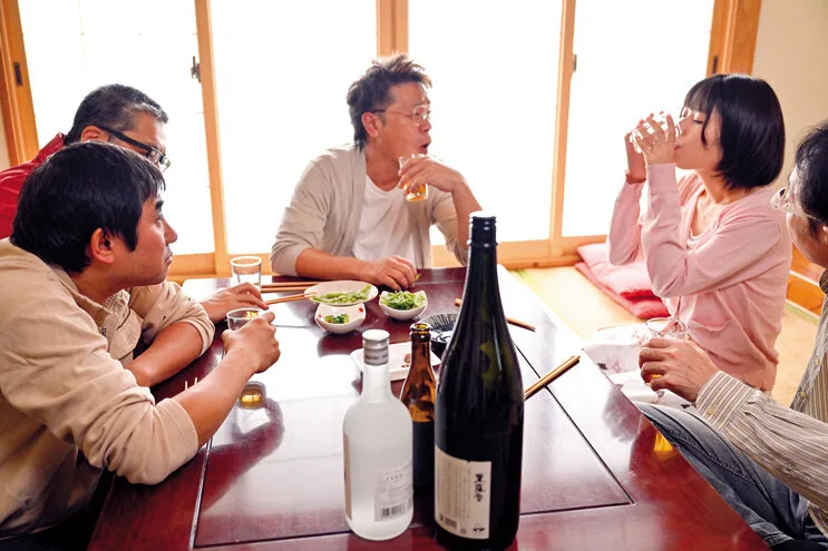 イヤでイヤで…無理矢理に夫の代わりに参加させられた町内会で…辱められ…玩具にされ…オヤジ達に身体中を汚され中出しされた 市川りく サンプル画像3