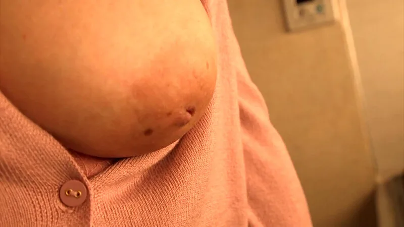 【四十路】巨乳で豊満で巨尻な母 加賀美涼子 母のオナニーとフェラ編 サンプル画像11