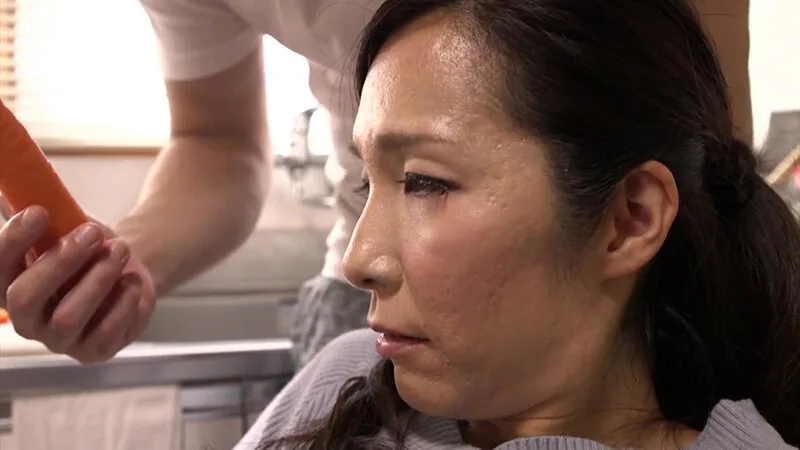 【四十路巨乳】一つ屋根の下の性交 黒木まり 母のフェラ口内発射編 サンプル画像4
