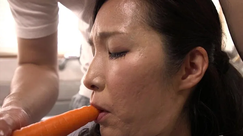 【四十路巨乳】一つ屋根の下の性交 黒木まり 母のフェラ口内発射編 サンプル画像5
