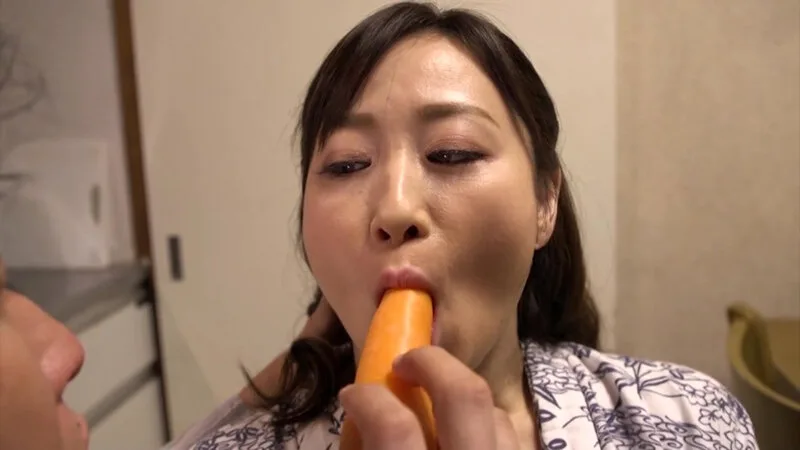 【人気】娘婿を寝取った母 川上ゆう フェラとオナニー編 サンプル画像15