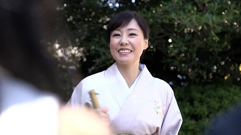嫁の実家のお義母さんの色香に惑わされ禁断の愛欲に溺れる娘婿と深夜の露天風呂SEX! サンプル画像1
