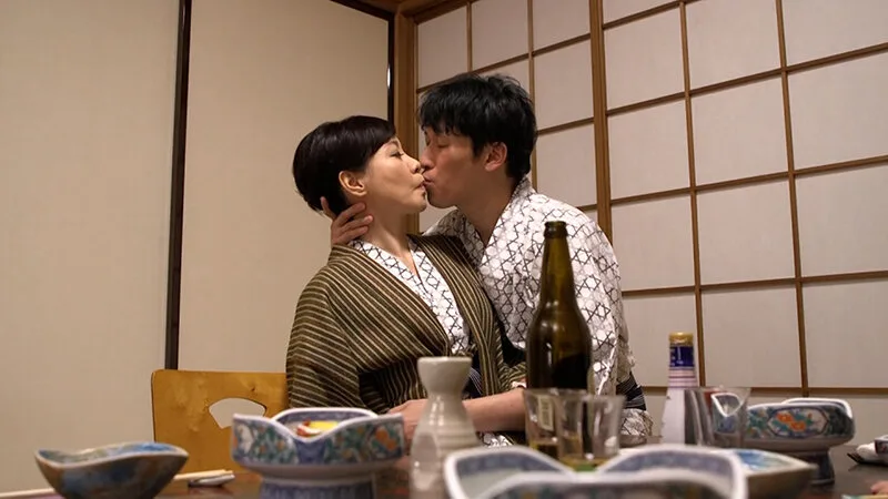 嫁の実家のお義母さんの色香に惑わされ禁断の愛欲に溺れる娘婿と深夜の露天風呂SEX! サンプル画像2