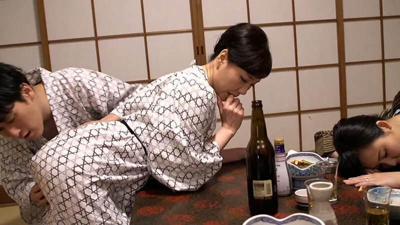 嫁の実家のお義母さんの色香に惑わされ禁断の愛欲に溺れる娘婿と深夜の露天風呂SEX! サンプル画像5