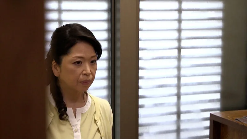 娘夫婦の熱いSEXを目撃してしまった義母は耐えかねてオナニーに耽っていると…「欲求不満なら僕が満たしてあげますよ」娘婿と美しき義母との禁断のSEX サンプル画像1