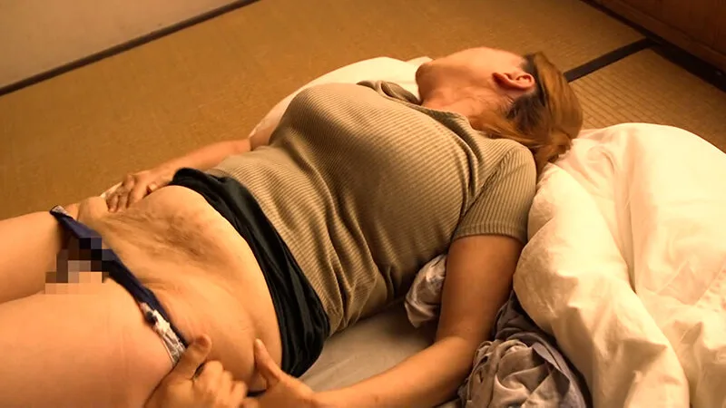 病にふける娘婿の勃起した男根に欲情して誘惑する欲求不満な色っぽい義母! サンプル画像4