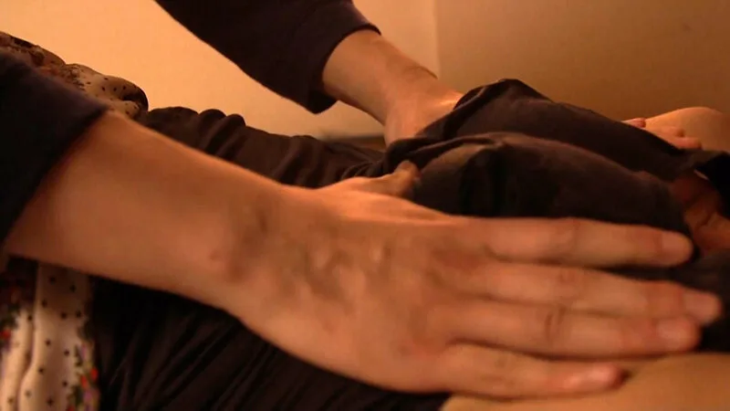 昼下がりの居間で母の不倫現場を目撃した愚息の肉棒は勃起し…目の前の男根にしゃぶりつく淫乱母さんとの禁断SEX! サンプル画像4