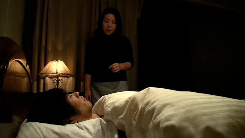 娘婿の肉棒が忘れられない!!深夜に全裸で肉棒を求める淫乱義母の背徳SEX! サンプル画像1