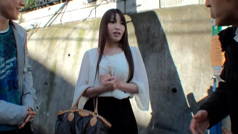 帰宅途中のスレンダー巨乳奥様を読者モデルにとナンパしてスタジオに!カメラテストでのエッチなポーズに股間が疼く奥様に乱交中出し! サンプル画像1