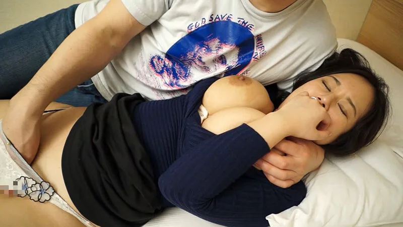 【奇跡の天然神オッパイJカップを持つ奥様】二度見確定のオッパイを持つ人妻さん。結婚していても「出会い！」を大事にしているという考え方も神レベル サンプル画像2