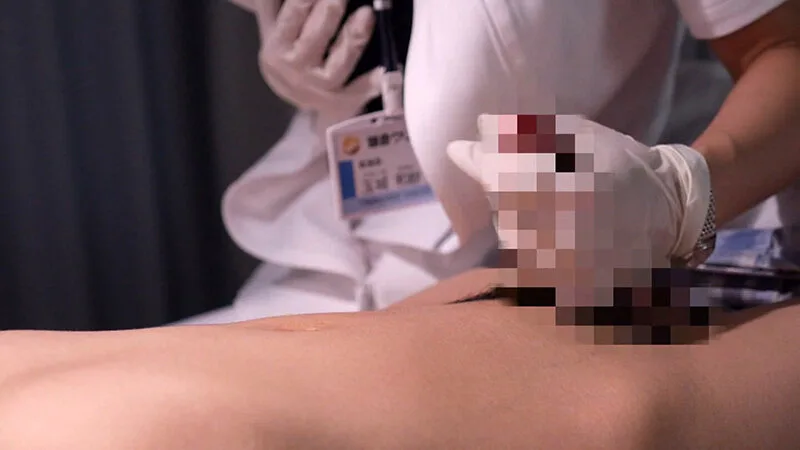 夜勤主任看護師、個室逆ナンパ 尿瓶で尿処理はOKのサイン! サンプル画像4