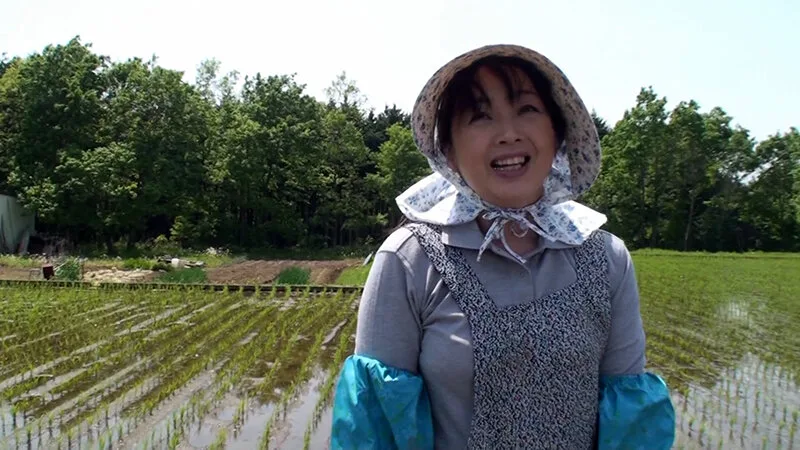 旦那が農協の研修旅行で留守中!AVの撮影で愉しむ淫乱熟女と大自然の中で淫乱SEX! サンプル画像1