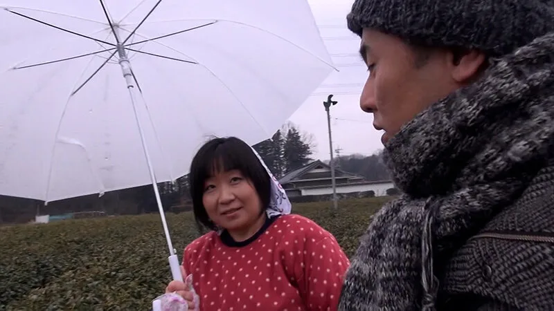 茶畑で農作業中の地味な熟女!密かに欲求不満を募らせAV撮影に応募。恥ずかしさと快感が交差する本能丸出し淫乱中出しSEX! サンプル画像1