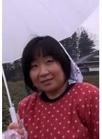 茶畑で農作業中の地味な熟女！密かに欲求不満を募らせAV撮影に応募。恥ずかしさと快感が交差する本能丸出し淫乱中出しSEX！