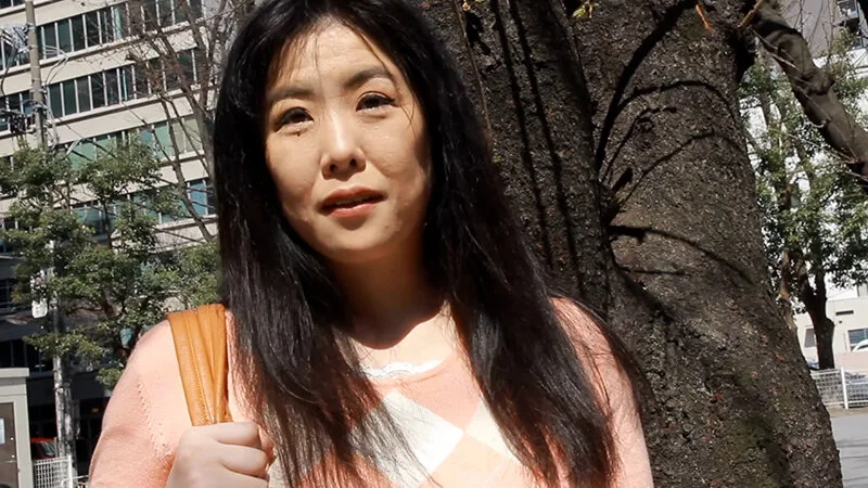 お仕事を休んでAV撮影に挑む豊満ムチムチ熟女!若い肉棒にテンションアップで快楽没入型SEXに堕ちる! サンプル画像1