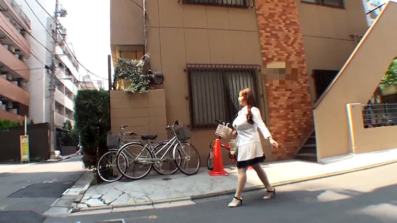 警戒心強めな巨乳奥さまを大人のおもちゃのモニターとナンパしてみたら…。AV、おもちゃ初体験のむっつり奥様と3P中出し乱交SEX！ サンプル画像1