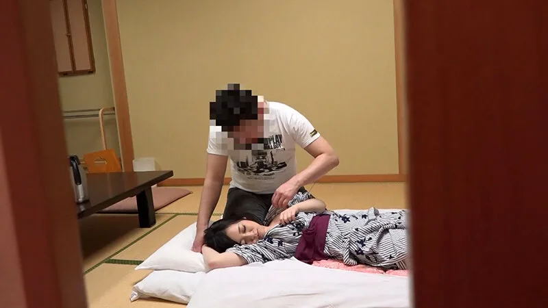 電マでビショビショ潮吹き奥様!気持ち良すぎて「生でいいからください!」 サンプル画像1