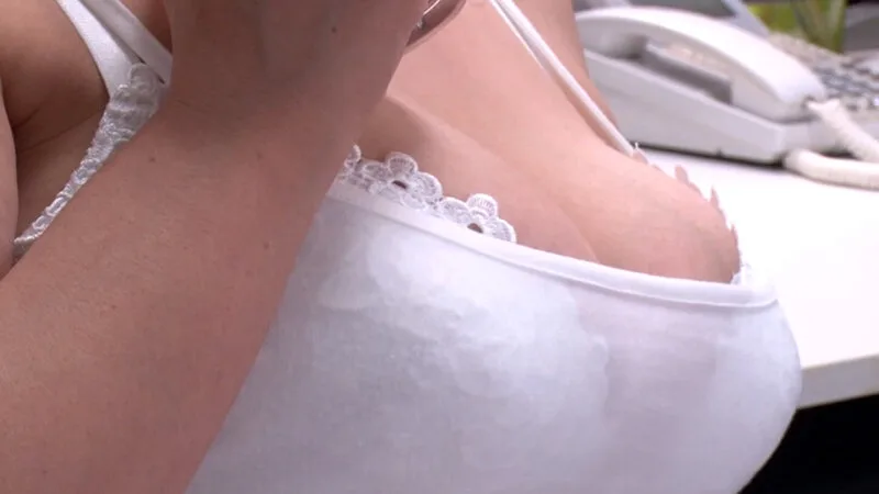 残業を心配して差し入れを持って来てくれる部下思いの優しい巨乳の女部長!ムラムラした熟女の誘惑淫乱中出しSEX! サンプル画像2