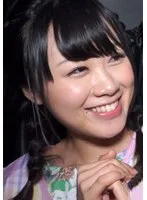 笑顔が素敵な新婚の保育士さん。ジーンズとエプロン姿で隠しているが、実は美尻とGカップ美巨乳の持ち主。その振る舞いから押しに弱いオンナがバレバレ！