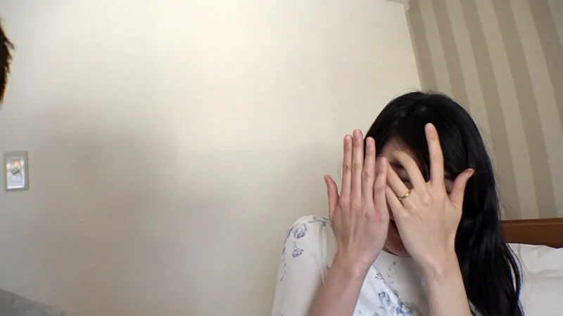 ナンパ待ちしていた真性ドM奥様。フル勃起乳首を引っ張ると恥ずかしさもブッ飛び快楽堕ち！ サンプル画像2