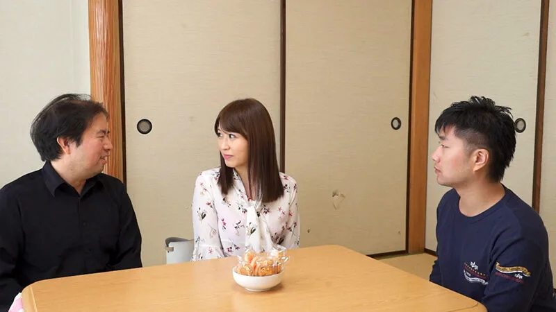 こたつの下で継母にイタズラ!ネイキを立てる親父を横目にいびつな関係の継母とムスコ! サンプル画像1
