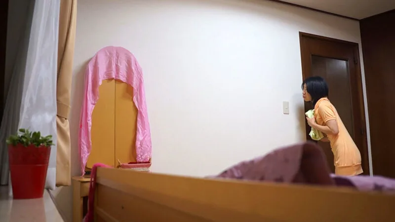 「娘居るからだめ!」隣の部屋には娘がいるのに声が止まらない!声を抑えて燃え上がる熟年セックス! サンプル画像2