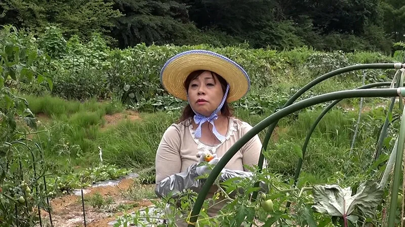 旦那さんとは15年以上のセックスレスと言う畑仕事が似合う田園スマイル熟女をそのままラブホに誘い3P中出しSEX! サンプル画像1