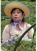 旦那さんとは15年以上のセックスレスと言う畑仕事が似合う田園スマイル熟女をそのままラブホに誘い3P中出しSEX！