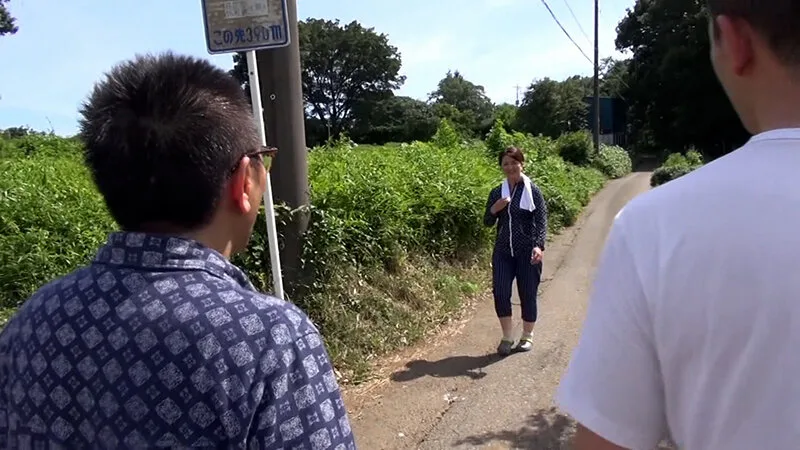 東京から田舎に撮影にきたナンパ隊！散歩中の色白熟女をナンパしてお宅拝見！そのまま3P乱交中出しSEX！ サンプル画像1