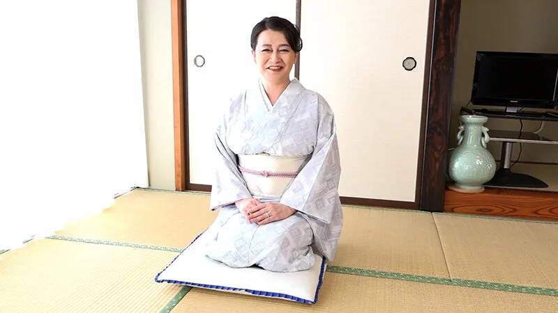 和服姿の爆乳おばさん!アダルトグッズのモニターからあれよあれよのAV出演!緊張から人生最高イキ過ぎ性交! サンプル画像1