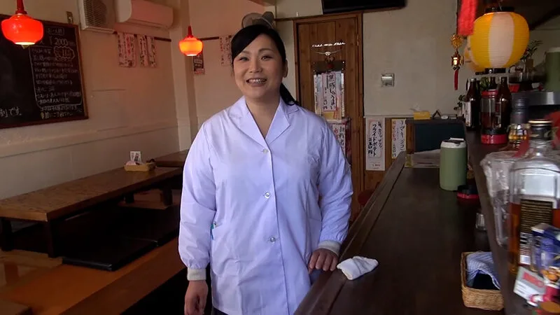 行列のできる中華屋さんの美人女将が旦那に内緒でAV出演!?人生初のカメラの前でのSEXに爆乳揺らしてぶっ飛び破廉恥性交! サンプル画像1