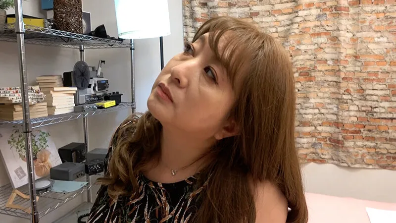 クーラーの修理にきた電気屋を誘惑するセックスレスで欲求不満の巨乳熟女! サンプル画像1