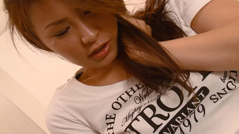 性生活に不満がある男勝りの性格な美人妻!Tバックを履いて準備万端なエロい奥様!太いバイブで拡張させてヌレヌレにしたら極上の肉棒でSEXをご堪能! サンプル画像4