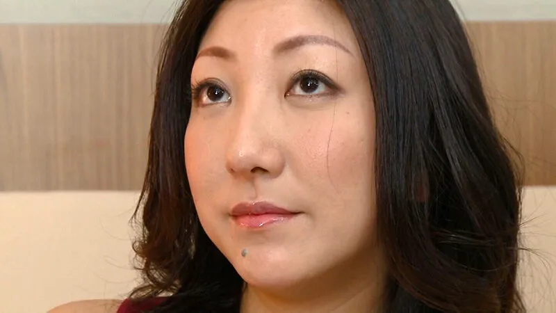 普段は海に波にサーフィン三昧の褐色系BODYの人妻さん!今日は夫に内緒で男に乗りまくりの中出しセックス! サンプル画像2