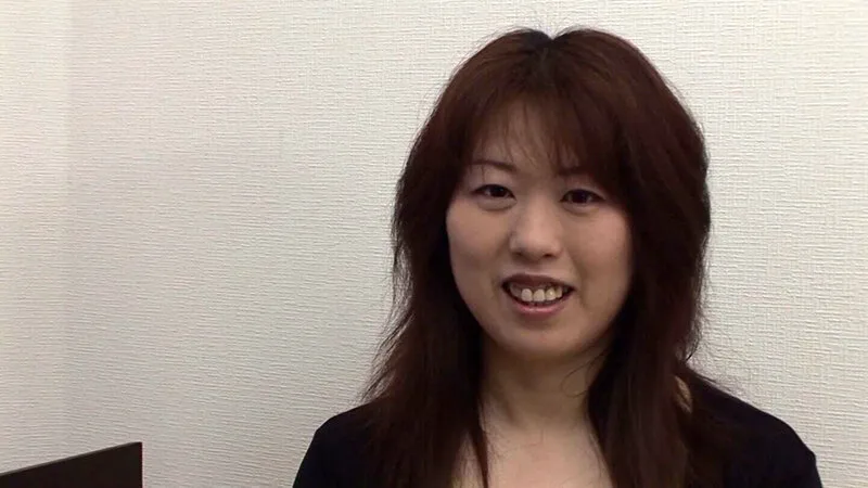 笑顔が可愛い童顔奥様!旦那が構ってくれない寂しさに耐え切れずAV出演!そんなイケナイ奥様にはガンガンSEXであつ~い精液をプレゼント! サンプル画像1