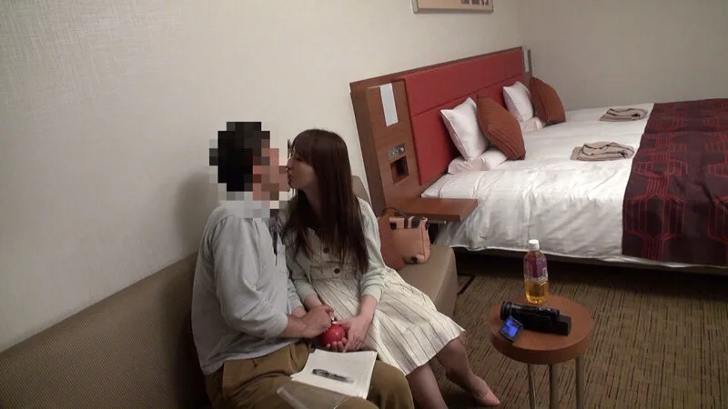 笑顔が可愛い人妻。おじさんの隠し持つおナスに興味津々! のぞみ 雪菜希 サンプル画像1
