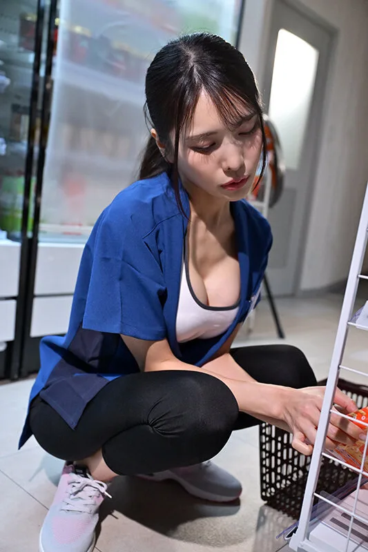 深夜のコンビニで寝盗られ堕とされた超キメパコ絶頂のヨガパンツ奥さん 花衣つばき サンプル画像1