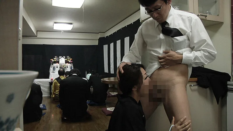 夫の遺影の前で、何度も不謹慎にイかされる喪服熟女 サンプル画像14