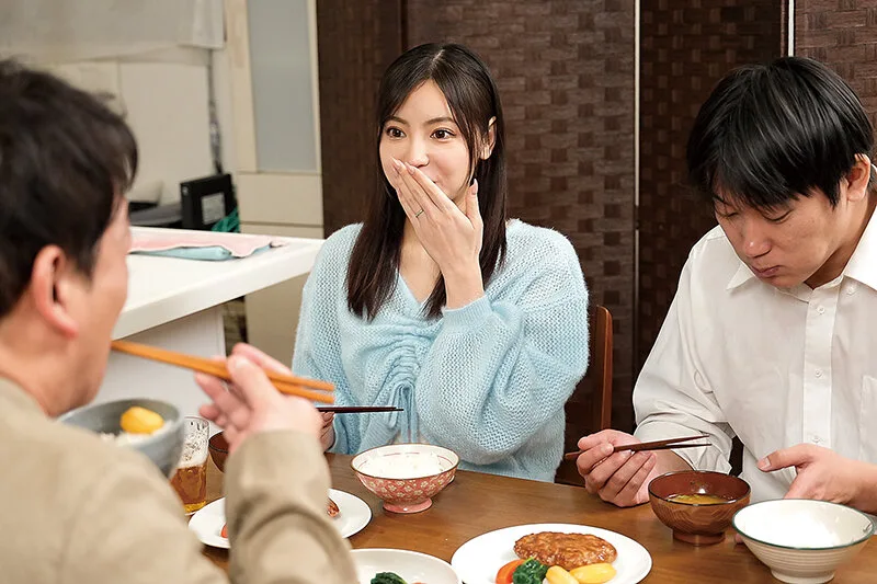 夫の兄と私のヌード撮影会 ファインダー越しに裸を見られることに快楽を覚えた私… 吉澤友貴 サンプル画像1