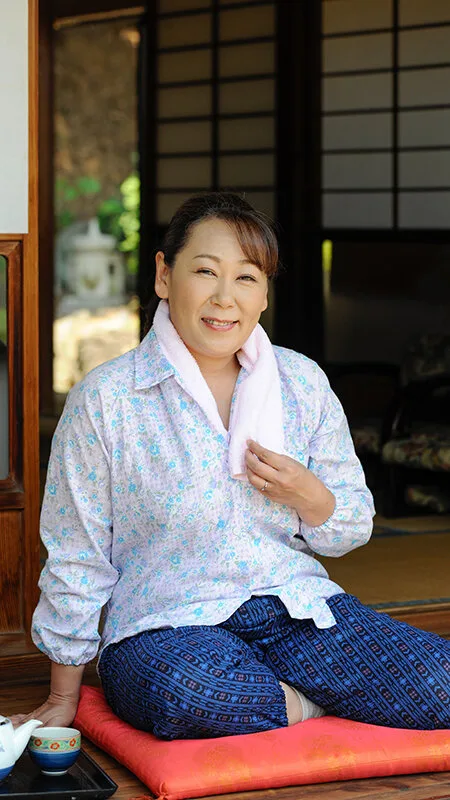 密かに欲求不満を抱えながら悶々と暮らしている 一見真面目な地方のおばさん 12人4時間3 サンプル画像1
