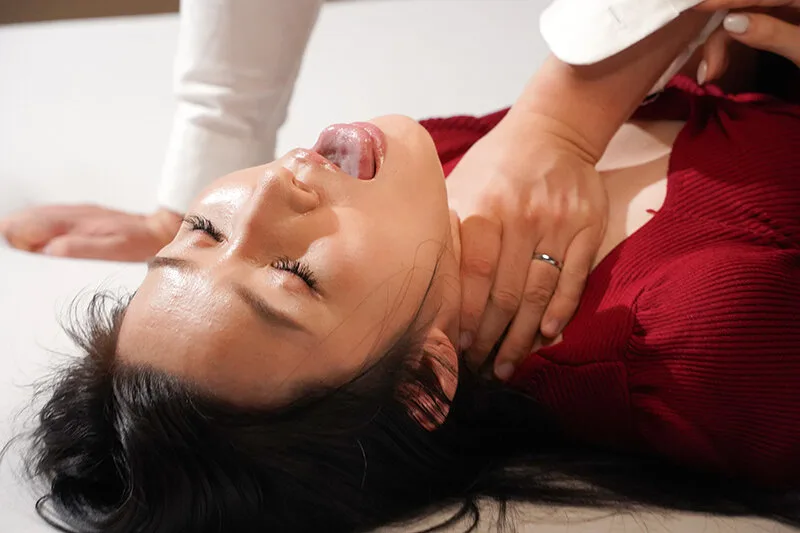 結婚生活のストレスで媚薬に手を出し人生の道を踏み外した人妻 あずま鈴 サンプル画像1