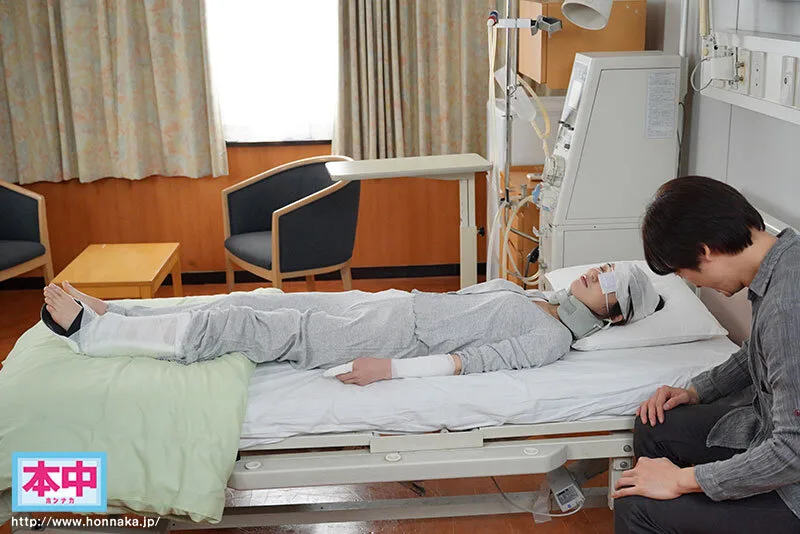 彼女の入院NTR いつもお見舞いに来る彼氏が帰った後に身動き取れない骨折彼女をベロキス中出し治療し続けてたら俺の唾液とチ○ポの虜に!! 倉本すみれ サンプル画像2