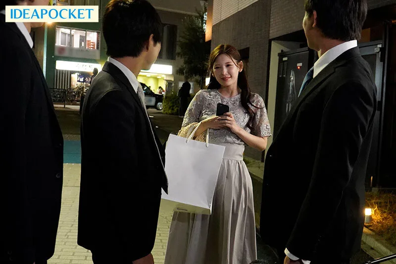 「皆でHしようよ」 結婚式の二次会宅飲みで発情したヤリマン未婚女が男全員喰う。 怒涛の精子搾り取り!! 明里つむぎ サンプル画像1