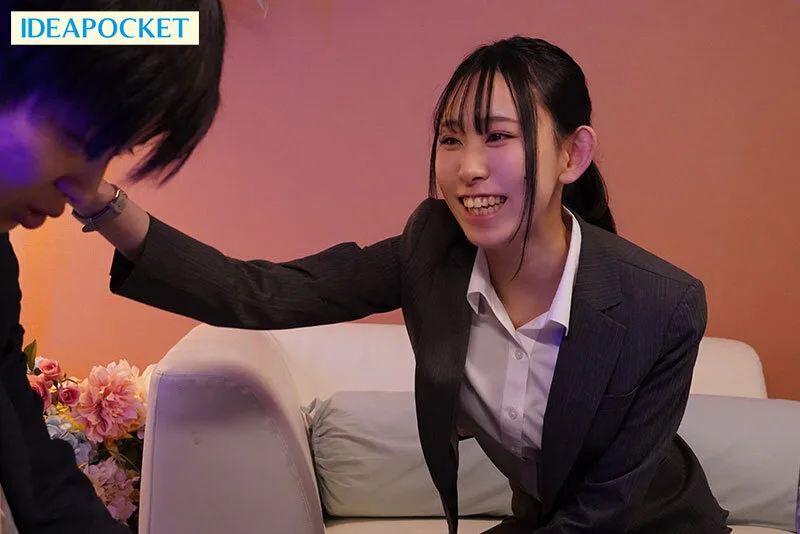 出張先が記録的豪雨で妹みたいな先輩と突然相部屋に… 童貞の僕に悪ふざけ誘惑してくる女上司の意外すぎるスリム巨乳に我慢できず朝まで何度もSEXしまくった 月城りり香 サンプル画像2