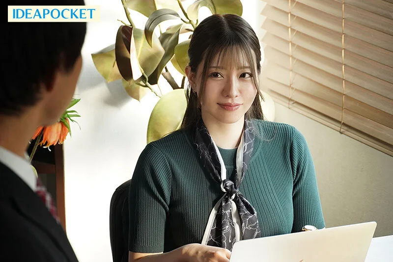 出張先で高嶺の花の女社長と相部屋に… 圧倒的美巨乳にフル勃起した童貞の僕を受け入れてくれた優しさに甘えて朝まで暴走むしゃぶりつき性交 ひなの花音 サンプル画像1