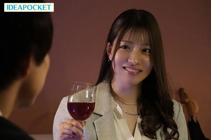 出張先で高嶺の花の女社長と相部屋に… 圧倒的美巨乳にフル勃起した童貞の僕を受け入れてくれた優しさに甘えて朝まで暴走むしゃぶりつき性交 ひなの花音 サンプル画像2