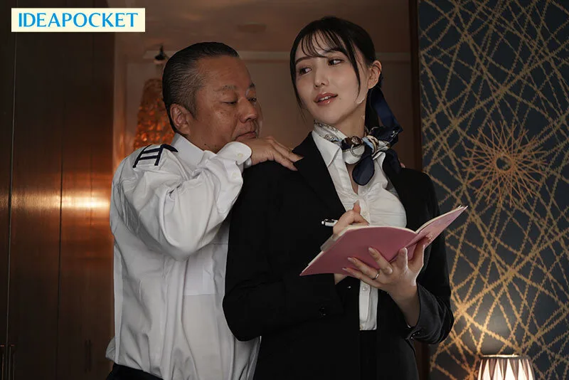 フライト後の滞在先で変態脚フェチ機長と汗だくベロキス性交に溺れる美脚パンストCA 藤咲まい サンプル画像2