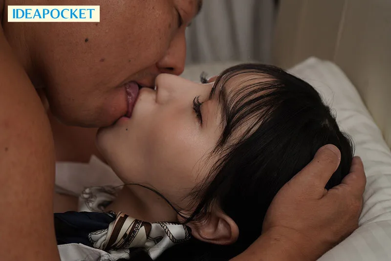 フライト後の滞在先で変態脚フェチ機長と汗だくベロキス性交に溺れる美脚パンストCA 藤咲まい サンプル画像3