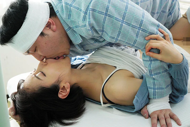 同級生の妻 入院生活で溜まりまくった俺のベッドに友人夫婦が見舞いに来て 美咲かんな サンプル画像1