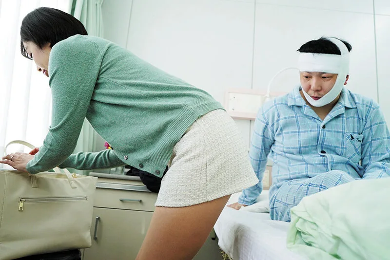 同級生の妻 入院生活で溜まりまくった俺のベッドに友人夫婦が見舞いに来て 美咲かんな サンプル画像15